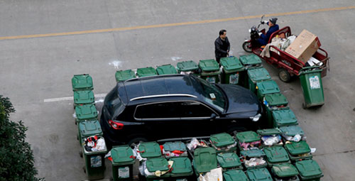 隨意亂停車，大爺搬垃圾桶怒攔私家車 