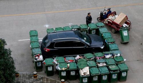 汽車被垃圾桶包圍是被惡搞還是得罪人了？